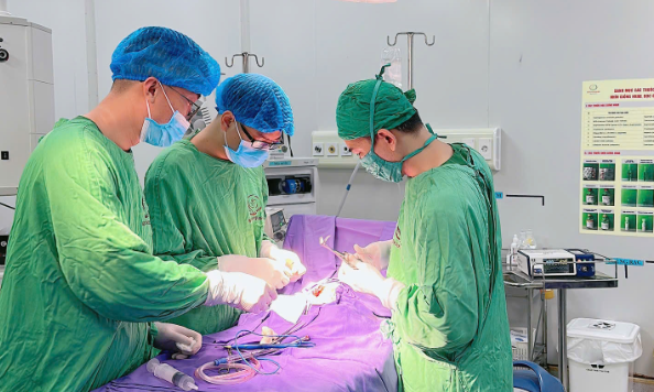 Cứu sống bé trai sơ sinh 27 ngày tuổi bị tắc tá tràng bẩm sinh